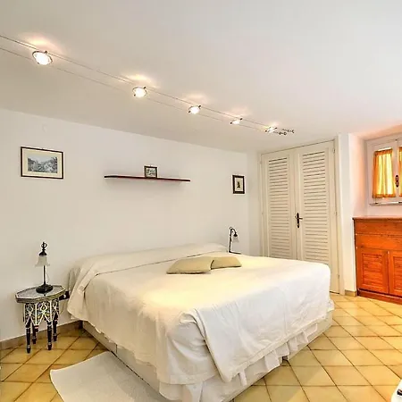 Sleeps 2 Air Con Wifi
