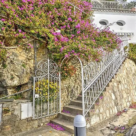 Sleeps 2 Air Con Wifi Vila